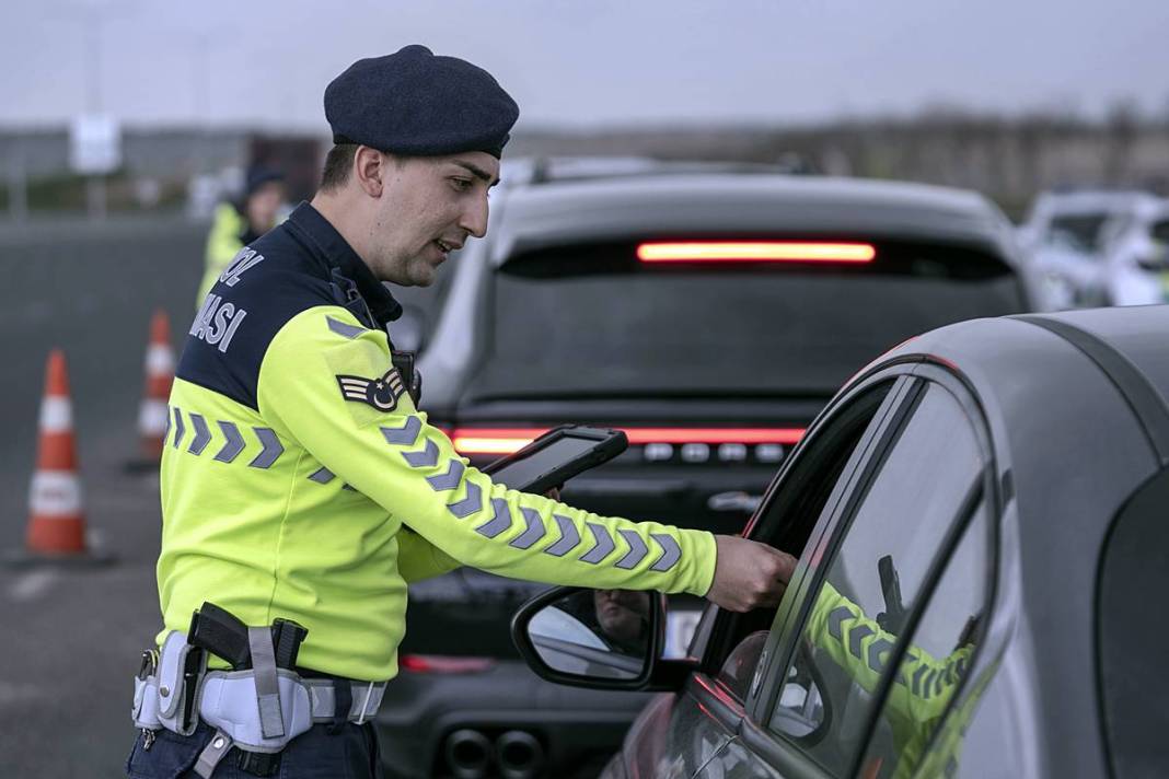 Modern radar sistemleri otoyollarda uçanı kaçanı anında tespit ediyor! 4 kademeli lazerlerle sürekli tarama yapılıyor 1